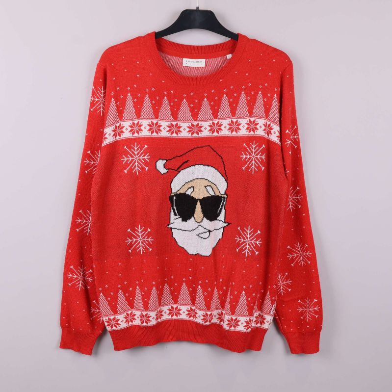 Röd jultröja med jultomte och snöflingemönster på galge