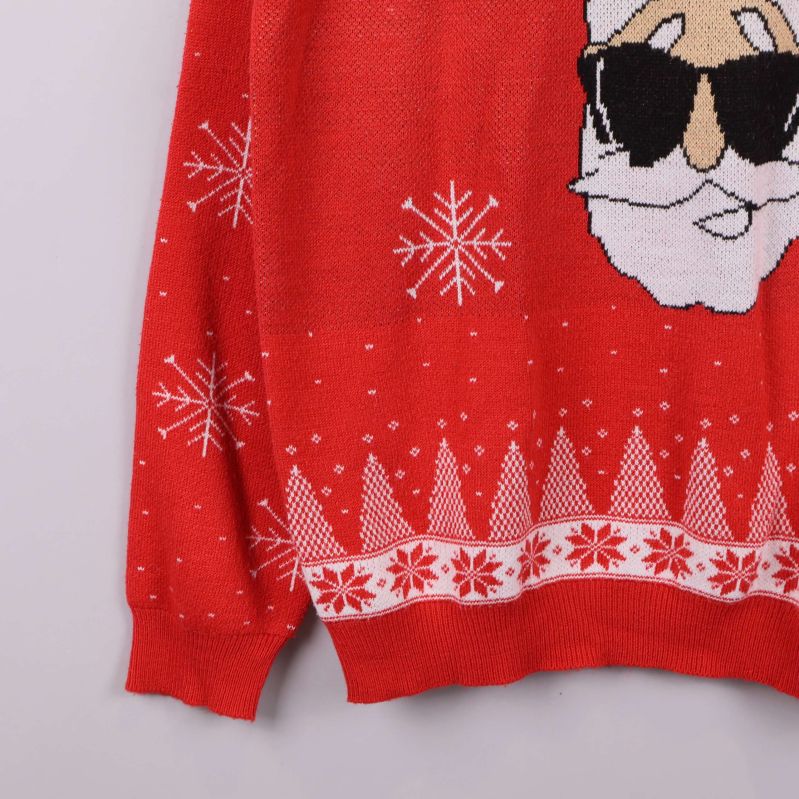 Närbild nedre delen på röd jultröja med snöflingor och granar