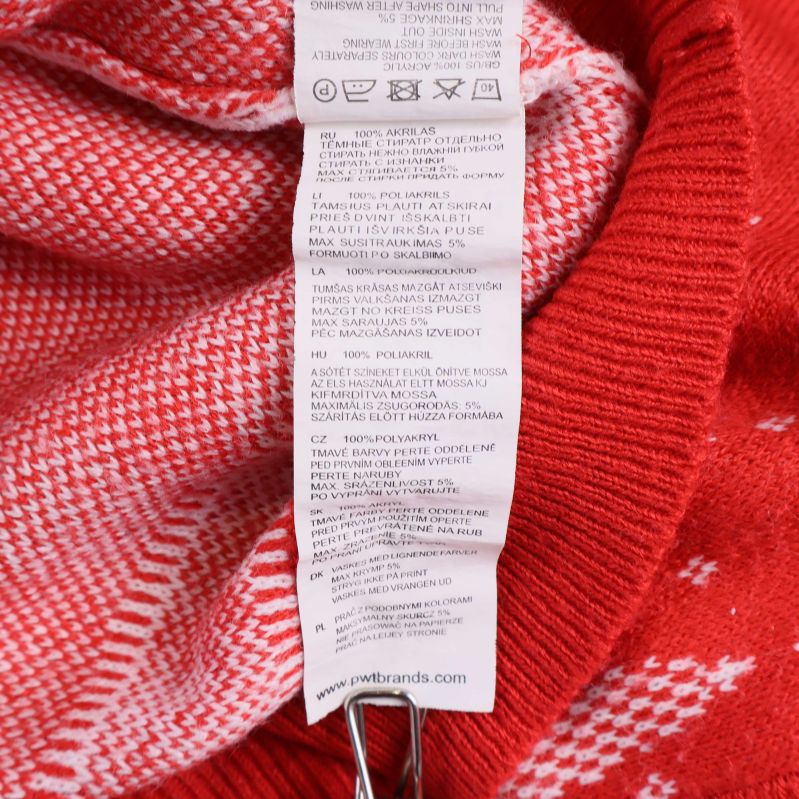 Tvättrådslapp med materialangivelser på insidan av tröjan