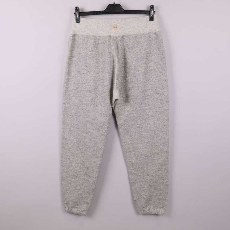 Baksidan av ljusgrå mjukisbyxor med resår