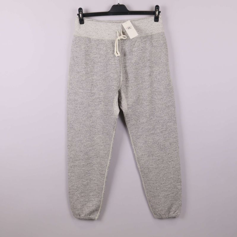 Framsidan av ljusgrå mjukisbyxor med dragsko