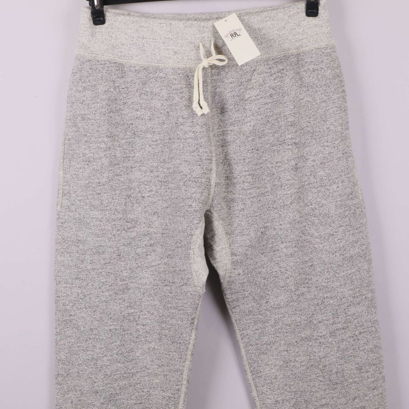 Närbild på midjan och dragsko på mjukisbyxor