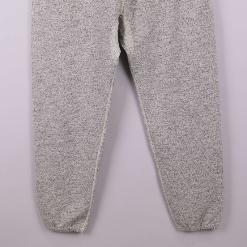 Närbild på benslut och materialstruktur på mjukisbyxor