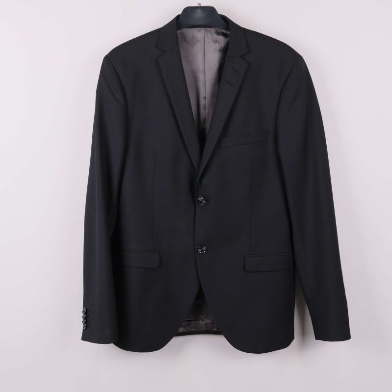 Svart kavaj med två knappar, helhetsvy framifrån