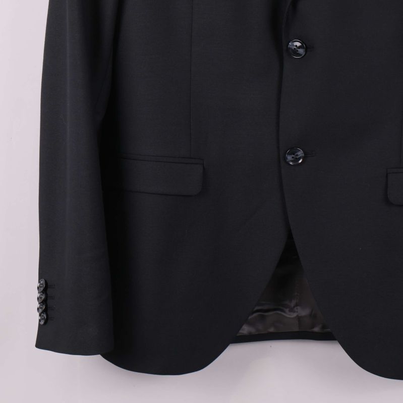 Kavajens nedre framkant med knappar och fickor