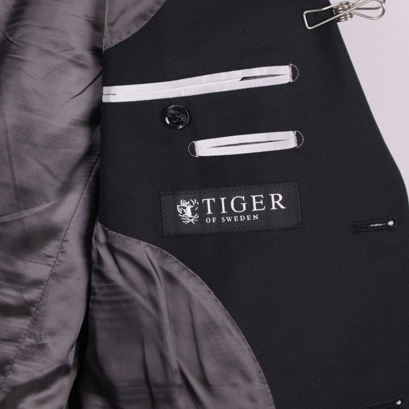 Innerfoder och logotyp Tiger of Sweden på kavaj