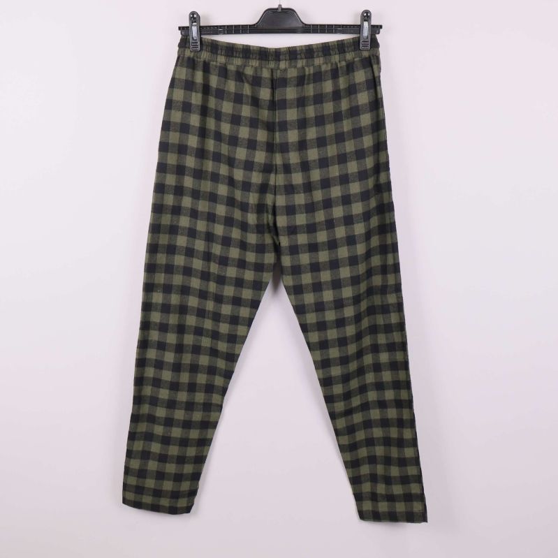 Pyjamasbyxor i rutigt mönster visade bakifrån