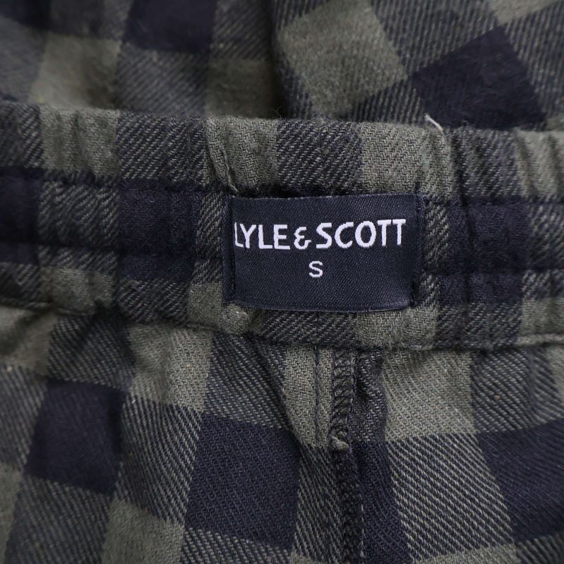 Närbild på Lyle & Scott-logotyp på etikett