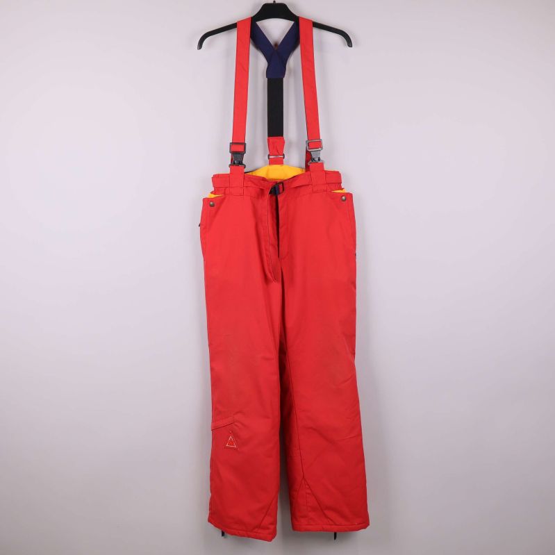 Framsidan av röda skidbyxor med hängslen