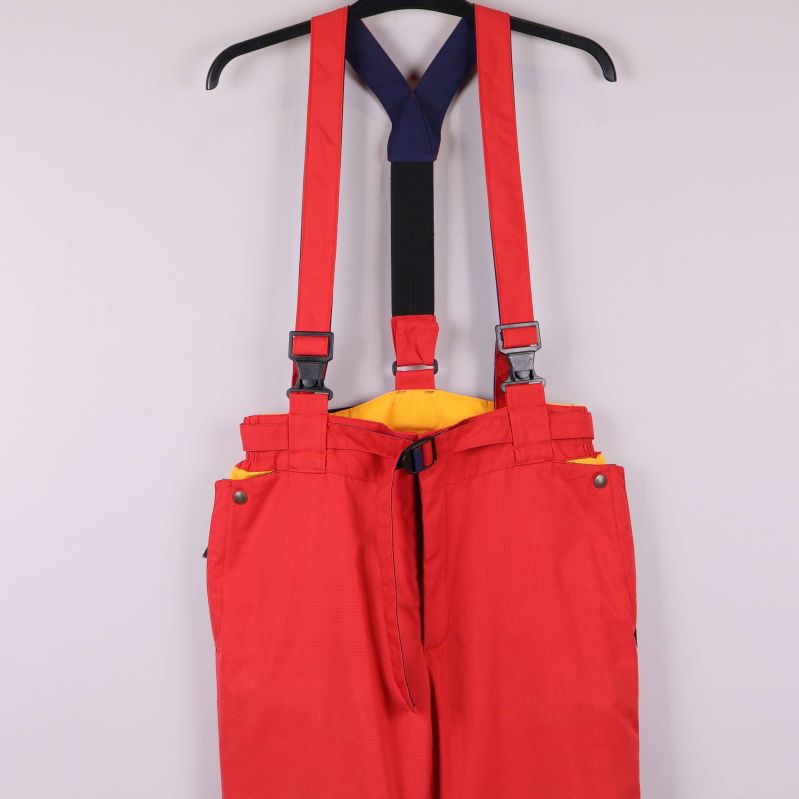 Närbild på övre delen av skidbyxor och hängslen