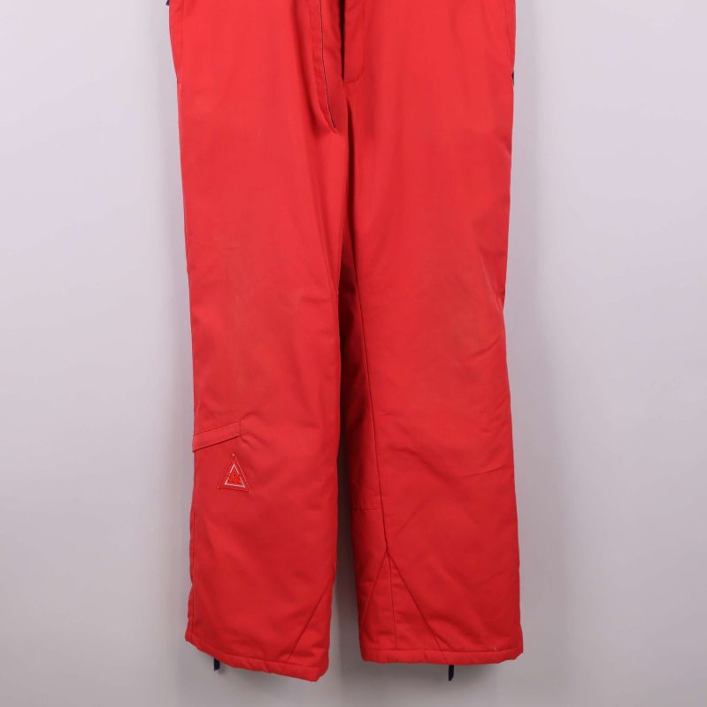 Ben och ficka på röda skidbyxor