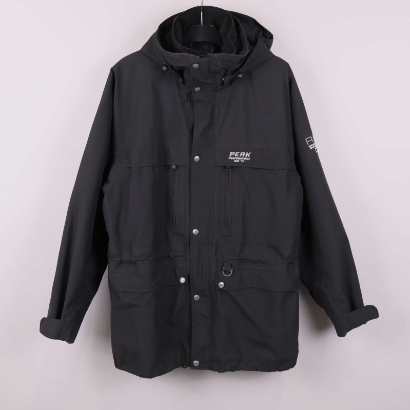 Svart jacka med huva och tryckknappar framtill