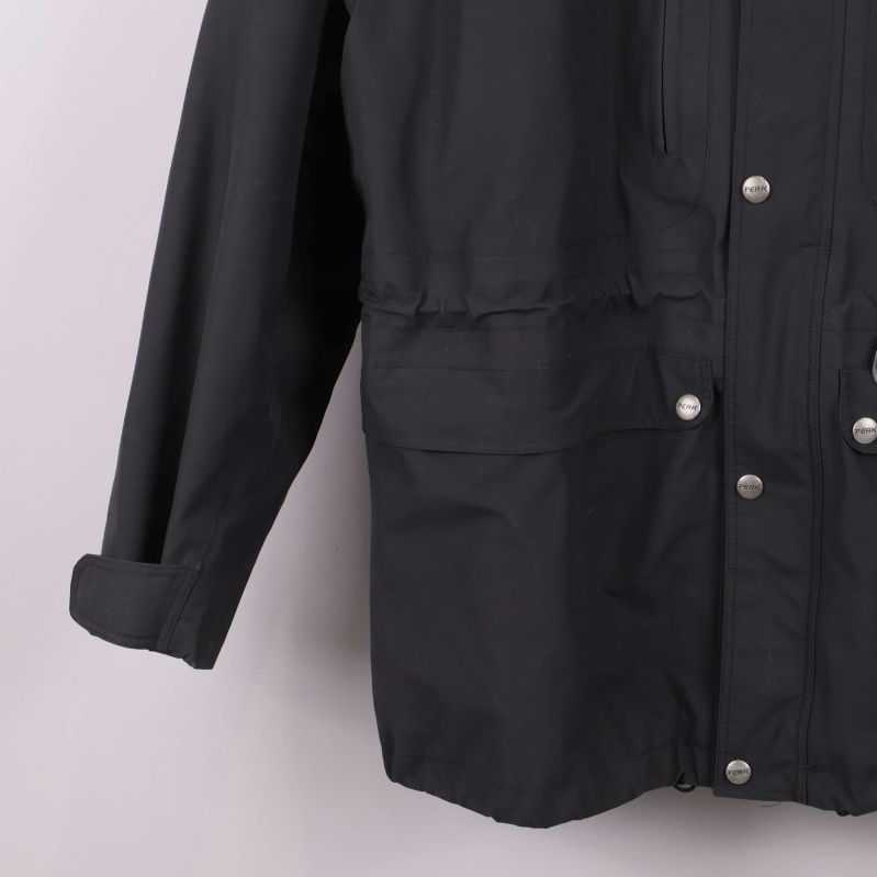 Jackans nedre vänstra del med ficka och knappdetalj