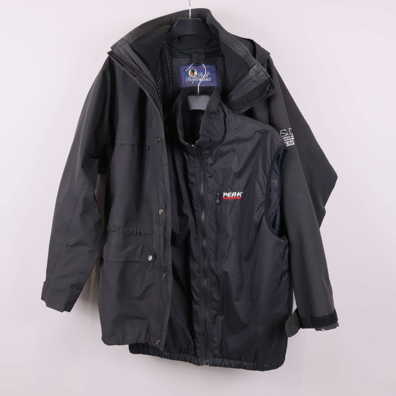 Svart jacka med öppen front och synlig innerjacka