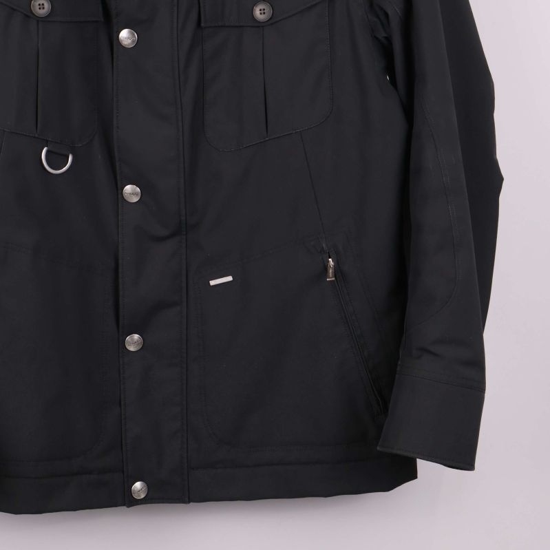 Nedre delen av svart jacka med dragkedja och fickor