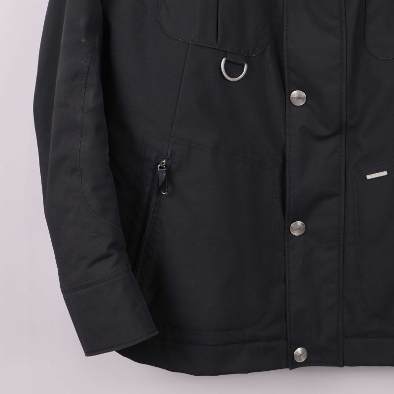 Nedre delen av svart jacka med dragkedja och fickor