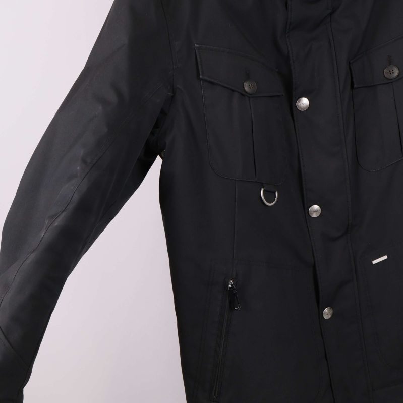 Utsträckt ärm och axel med sömdetaljer