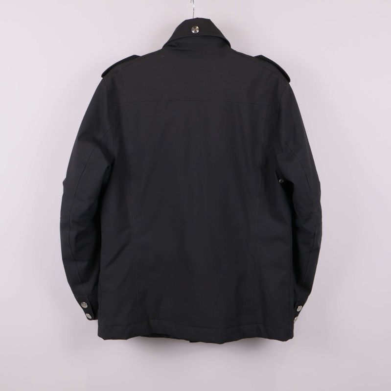 Svart jacka på galge visas bakifrån