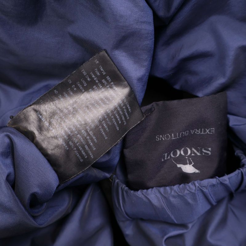 Materialetikett och extrafickor i blått innerfoder