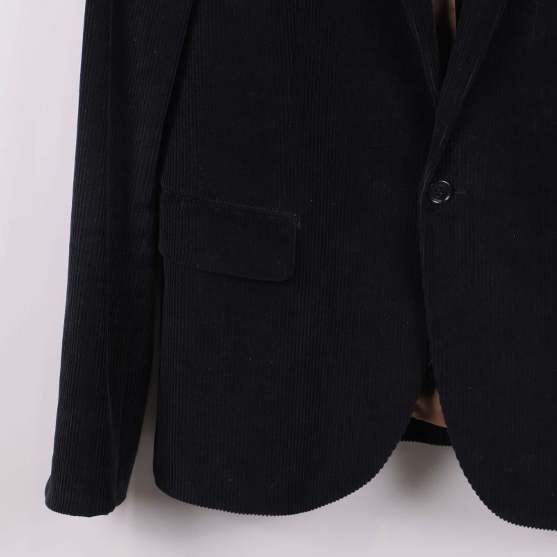 Närbild på kavajens nedre del och ärm i manchester