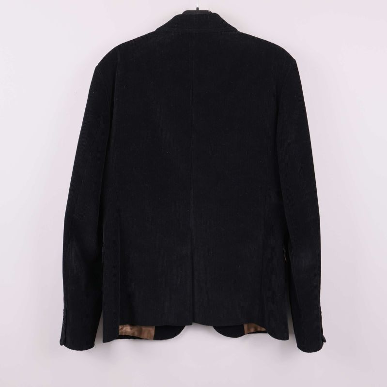 Baksidan av svart manchesterkavaj med enkel slits