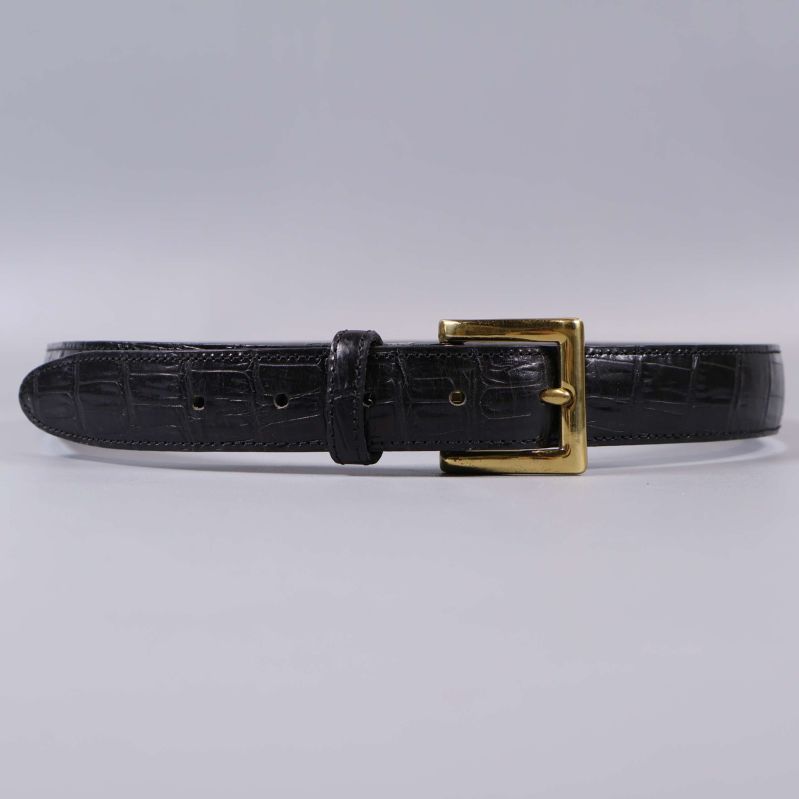 Svart bälte med krokoprägling och guldfärgat spänne