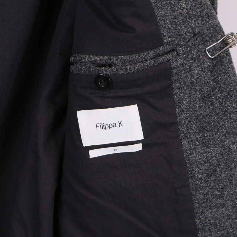 Filippa K-etikett och storlekslapp på insidan av kavajen
