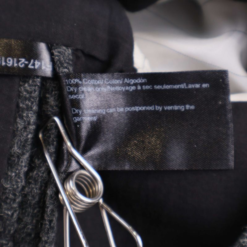 Materiallapp visar 100% bomull och skötselråd