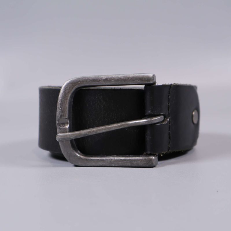 Framsidan av svart bälte med borstat metallspänne