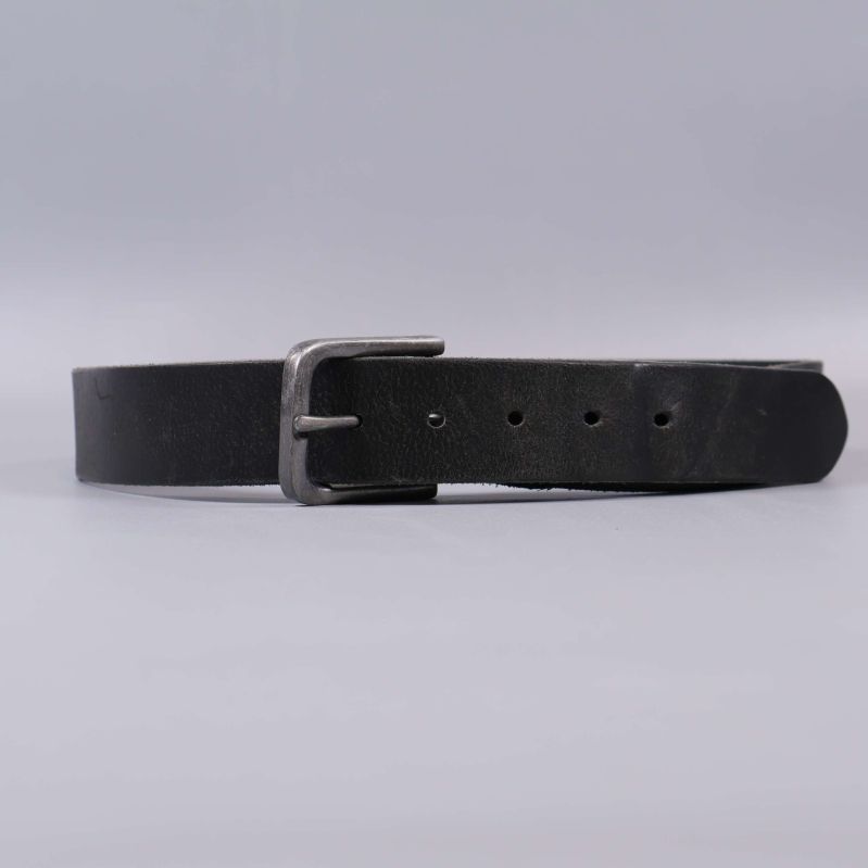 Brett svart läderbälte med silverfärgat spänne