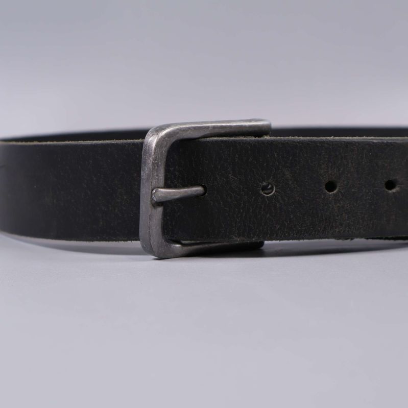 Närbild på bältets metallspänne och hål