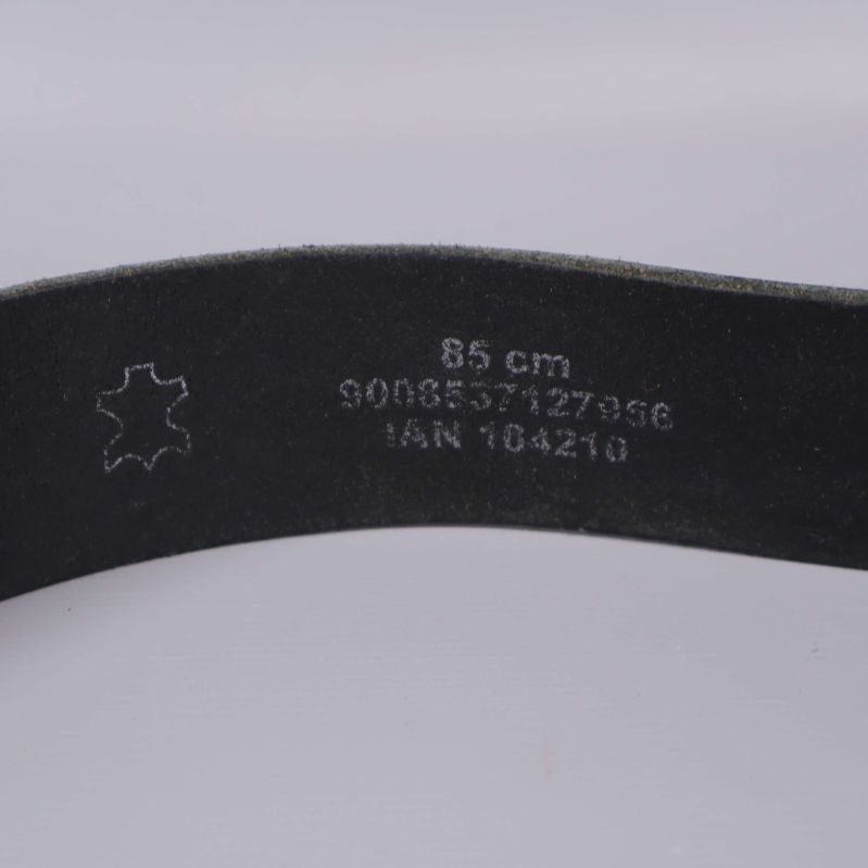 Stämpling på insidan av svart läderbälte med längd