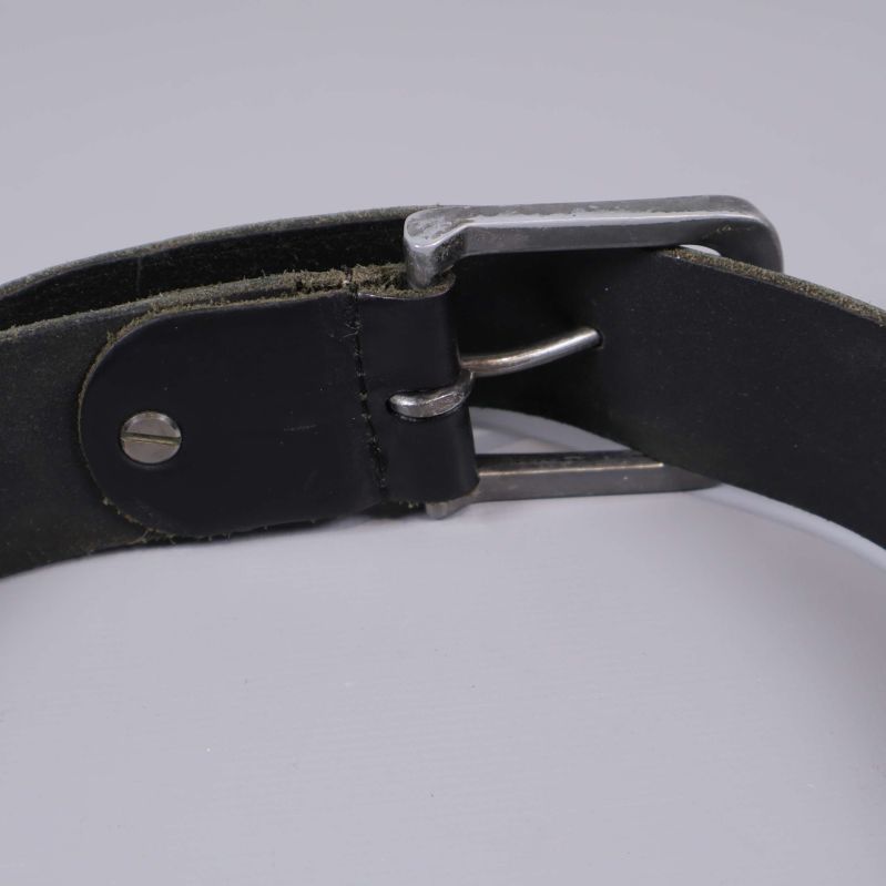 Baksidan av svart bälte med synlig skruv