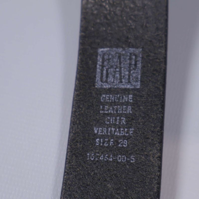 Insida av svart bälte med text och GAP-logga