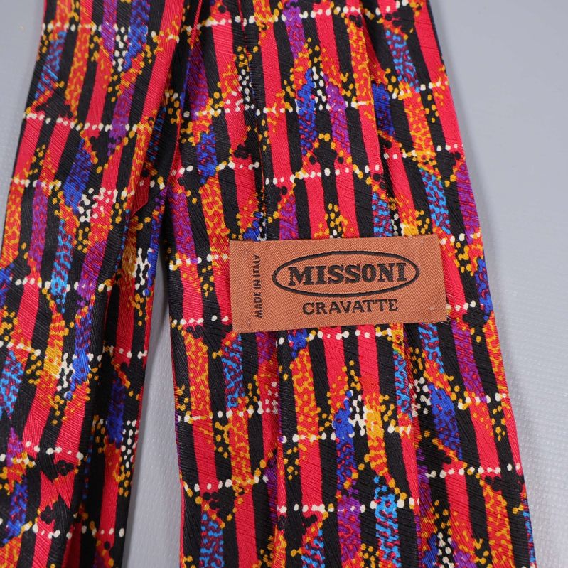 Närbild på Missoni Cravatte-etiketten på slipsen