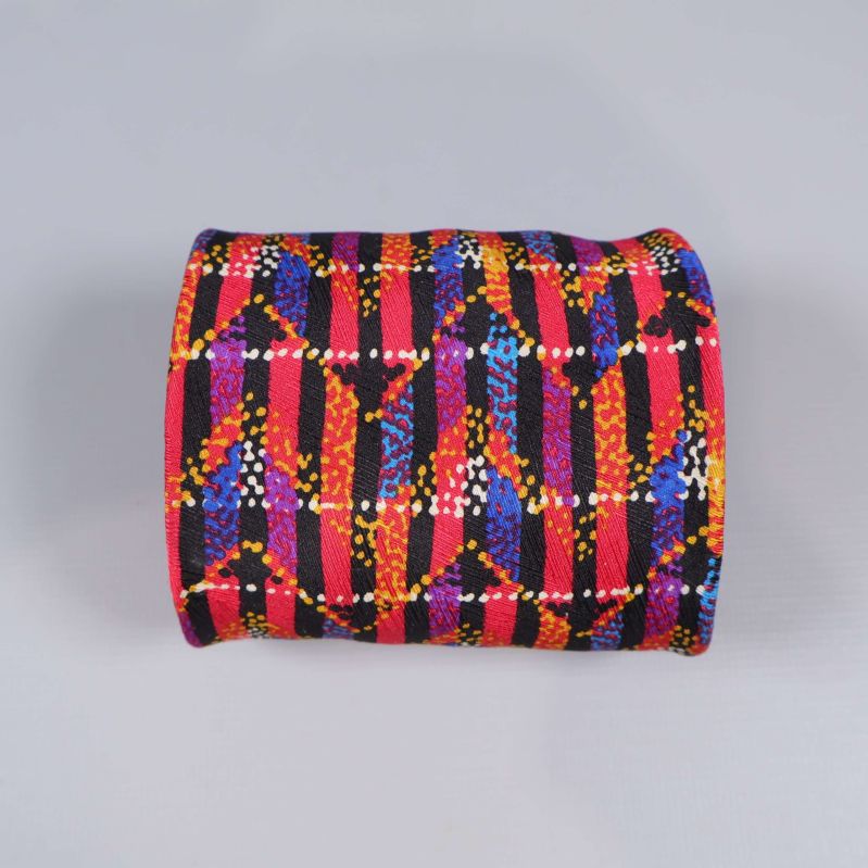 Upprullad slips i flerfärgat grafiskt mönster