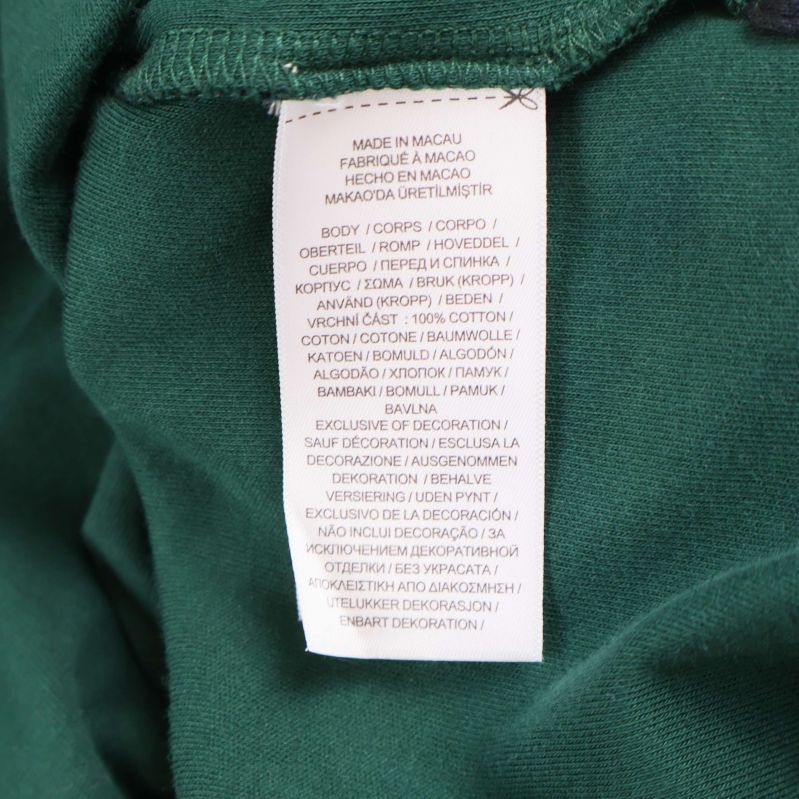 Materiallapp med information om innehåll på insidan av tröjan