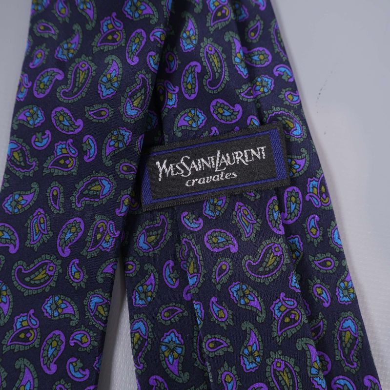 Närbild på YSL-etikett och paisleymönster