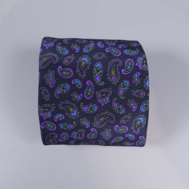 Närbild på slipsens breda ände och paisley