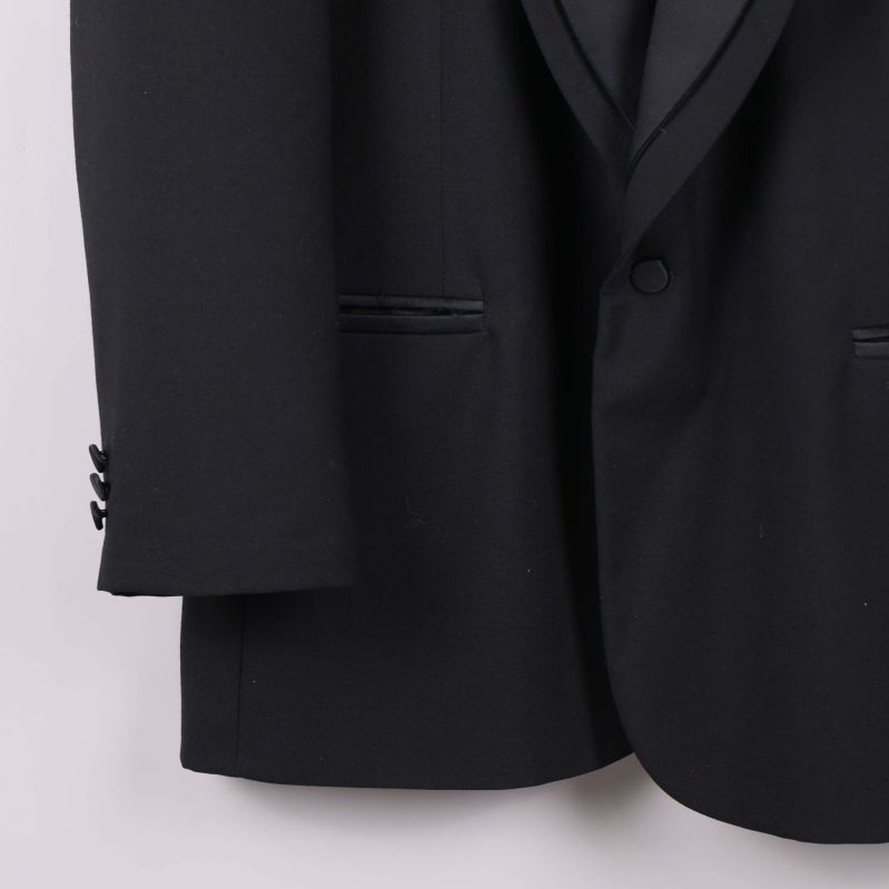 Detaljbild av ärm och ficka på smokingkavaj