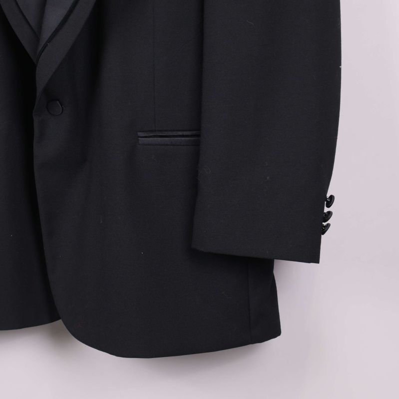 Närbild av nederdel och knapp på kavaj