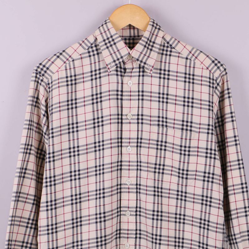 Närbild på skjortans krage och överdel framtill