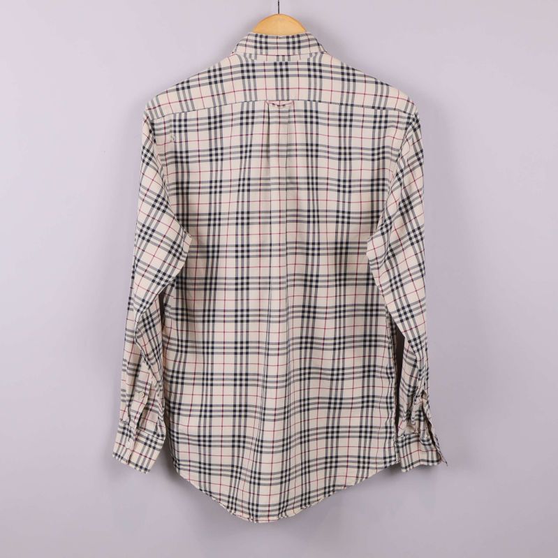 Rutig långärmad skjorta fotad bakifrån