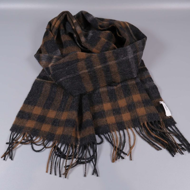 Halsduk utspridd för att visa rutigt mönster och fransar