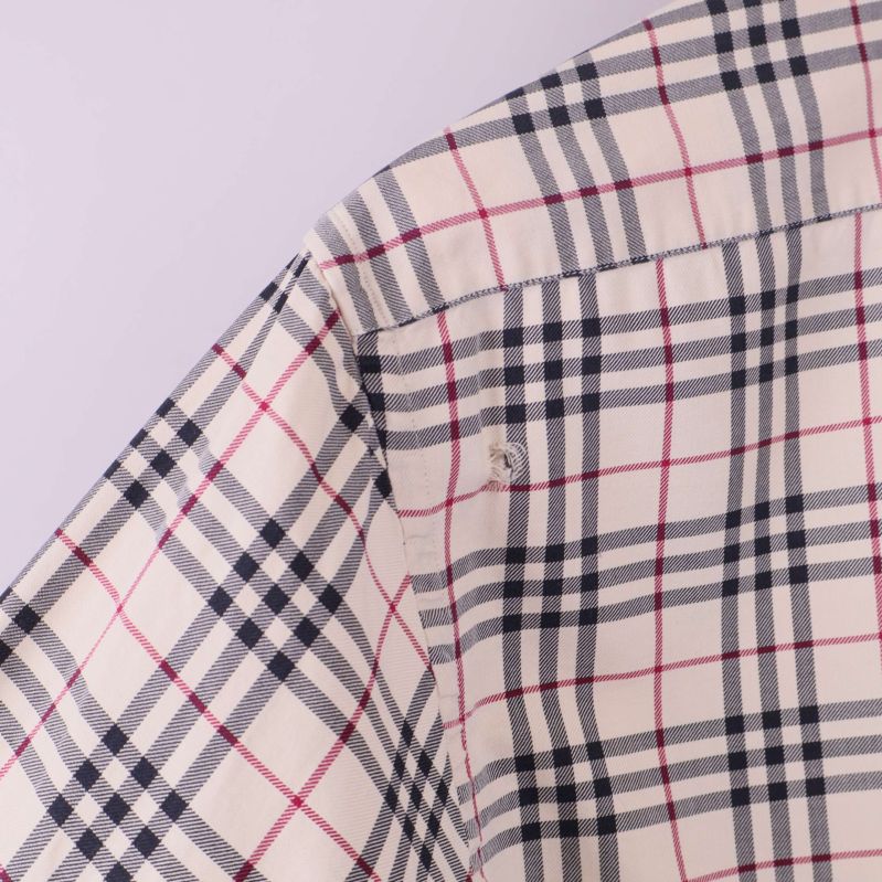 Närbild på ryggparti och ett hål på skjortan