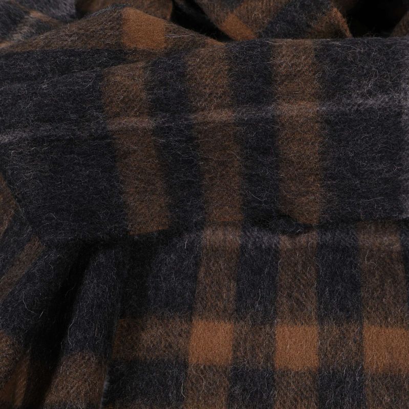 Närbild på rutigt tyg i brunt och svart