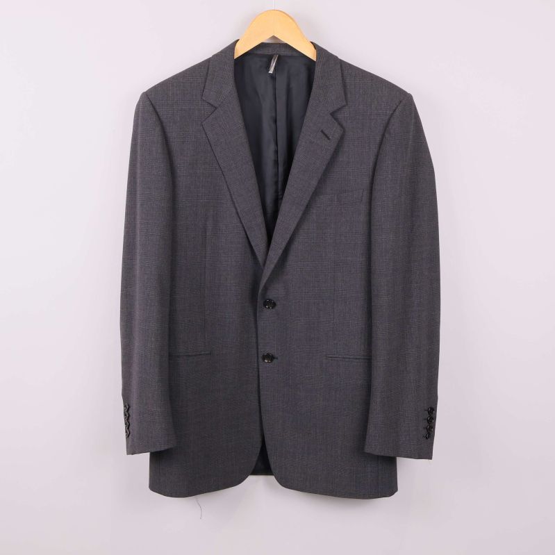 Grå kavaj framifrån med två knappar och slag