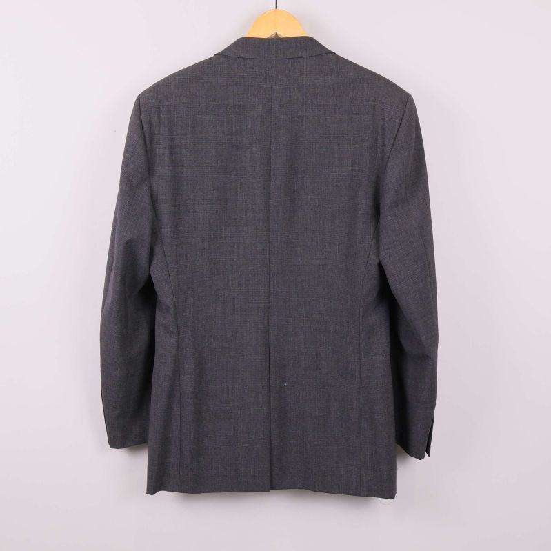 Baksidan av grå kavaj på galge