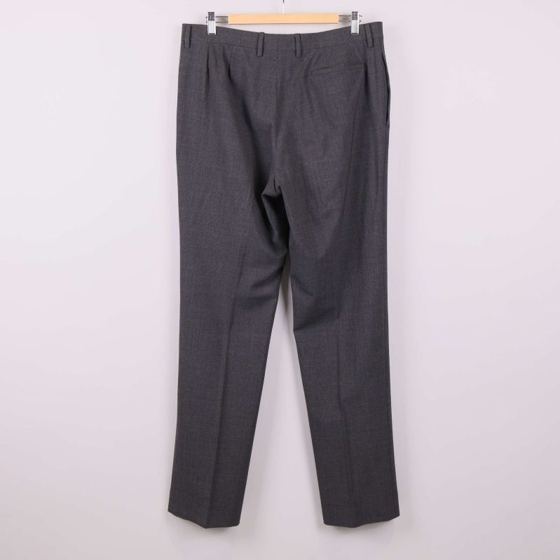 Baksidan av gråa kostymbyxor