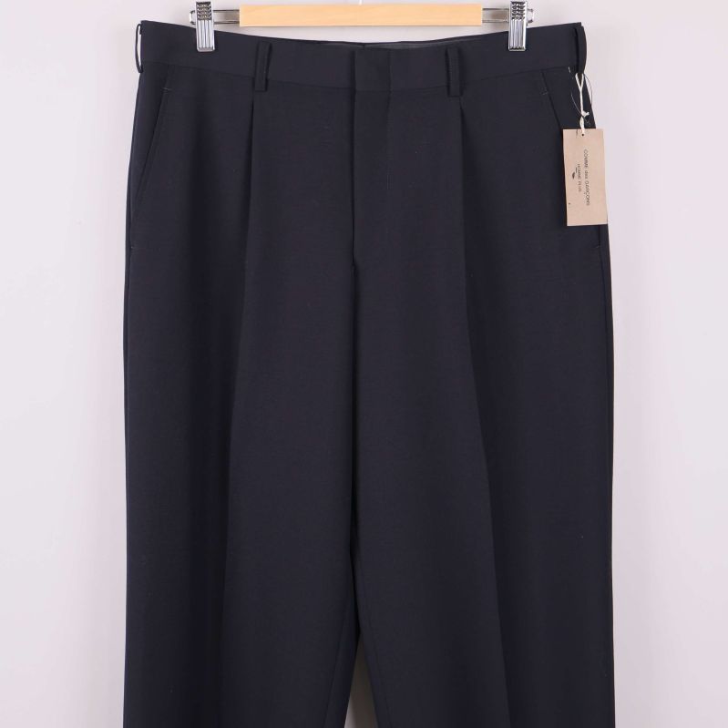 Övre delen av byxan med hällor och etikett